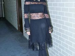 Ошибка, о которой наши стилисты уже говорили: обилие деталей и отсутствие общей композиции. На этот раз — в образе Леры Кудрявцевой. Гипюр, цепи, воротник и браслеты, открытые части тела и плотные колготки объединил только цвет. О стиле речи не идет. ФОТО: БОРИС КУДРЯВОВ