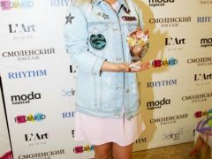 Юлия Проскурякова заигралась в девочку-подростка и забыла о моде: платье сделало фигуру квадратной, а джинсовка с мужского плеча отняла у певицы несколько сантиметров роста. Завершают наряд золотые босоножками для бальных танцев — абсолютно с другой планеты. ФОТО: БОРИС КУДРЯВОВ