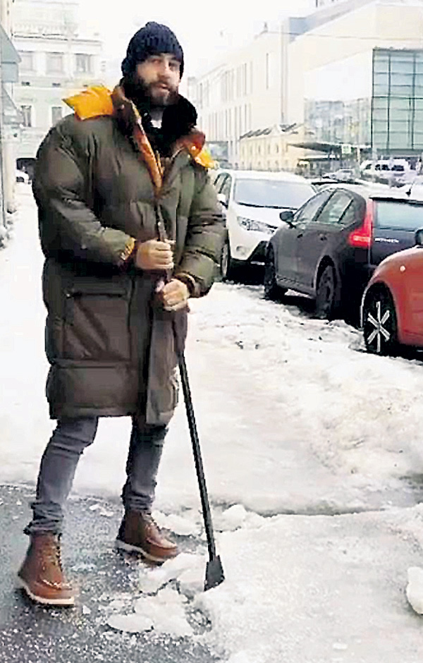 Иван Ургант выложил в Instagram* фото, на котором он убирает лед на тротуаре у Мариинского театра