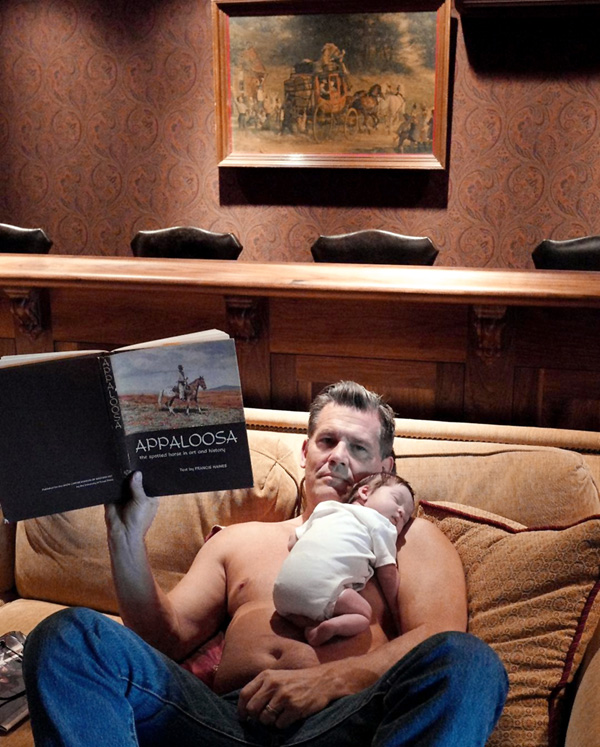 Кэтрин и Джош почти не выпускают своего первенца из рук