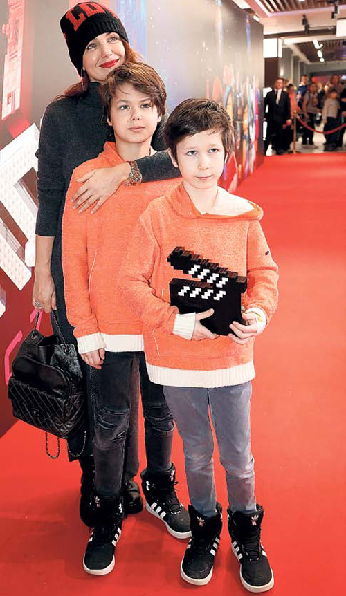 Климова одела сыновей в яркие одинаковые худи, чтобы не потерять в толпе