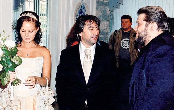 Когда продюсер Александр Толмацкий женился на ровеснице сына по имени Аня, Филимонов приехал в Измайловский загс, чтобы поздравить молодоженов (2005 г.)