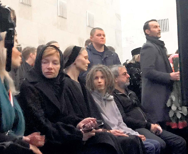 Во время траурной церемонии отец рэпера Александр Толмацкий сел рядом с внуком Тони. Рядом разместилась мама мальчика Юлия и его бабушка Ирина