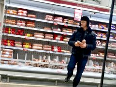 Сардельки и колбасу взял по акции