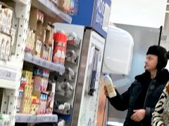 Фермерское молоко из автомата ему кажется вкуснее того, что из пакетов