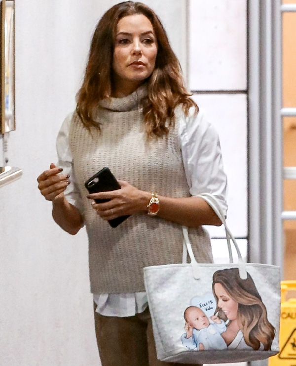 На кожаной сумочке с фото Евы и Сантьяго надпись по-испански Eres mi vida («Ты - моя жизнь»)