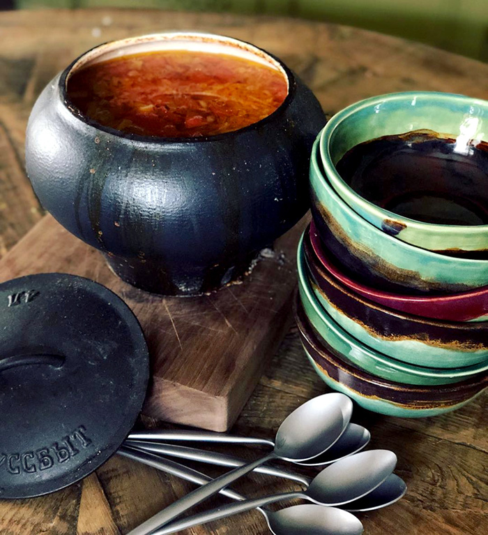 Готовит Анна в чугунках, а подает на стол в керамической посуде, сделанной своими руками