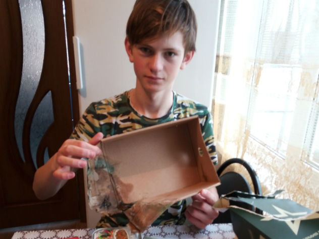 Школьнику вручили сгнивший набор продуктов