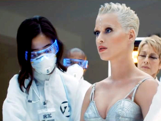 Кэти в клипе «365» превратилась в андроида и улеглась в постель с ZEDD