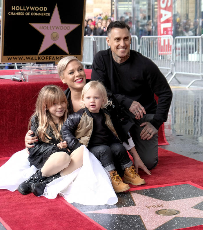 Pink с байкером-телеведущим Кэри Хартом уже 13 лет живут душа в душу, а малыши Уиллоу и Джеймсон еще больше скрепляют брак