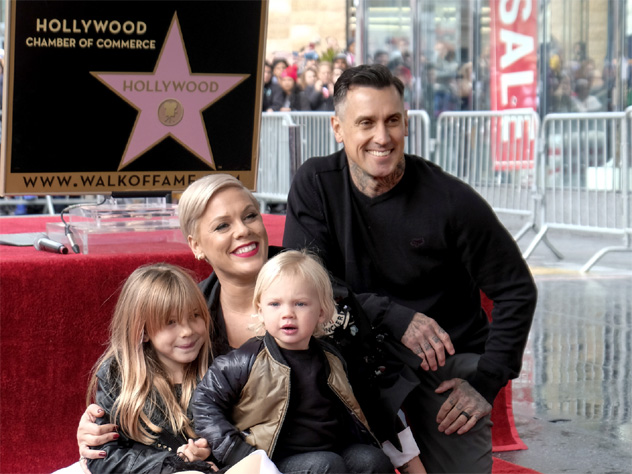 Pink с байкером-телеведущим Кэри Хартом уже 13 лет живут душа в душу, а малыши Уиллоу и Джеймсон еще больше скрепляют брак