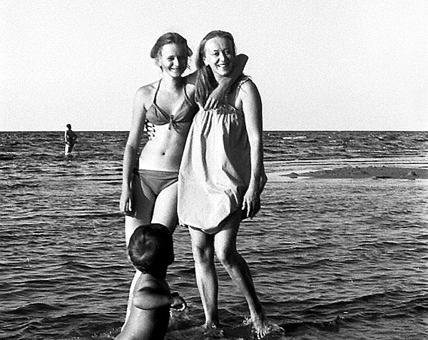 Рита с дочкой и сыном в Юрмале, 1982 г.