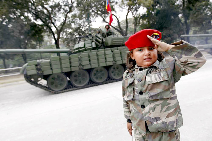 Армия Венесуэлы заявила о полной поддержке своего президента. Но кроме военных, на защиту родины готовы встать все от мала до велика, даже женщины, дети и старики