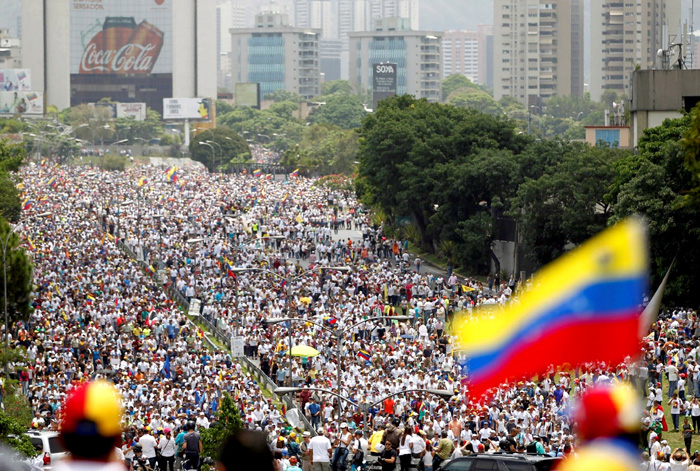 Многотысячные митинги в поддержку Мадуро западные «независимые» СМИ регулярно выдают за антиправительственные