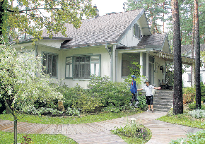 Сейчас в этом доме живет вдова сатирика - Елена Бомбина