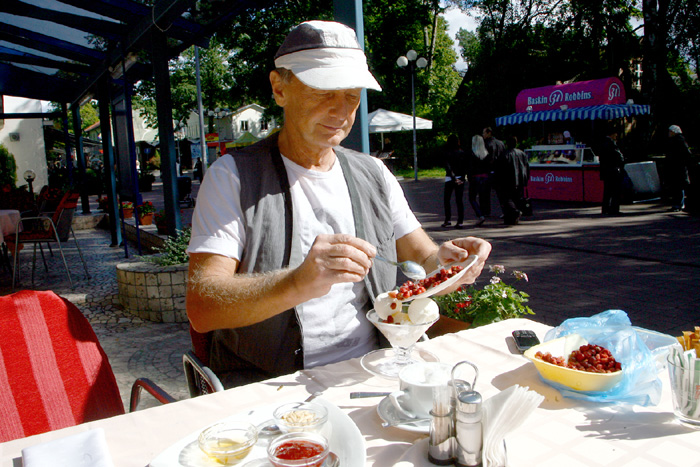 Михаил Николаевич обожал мороженое с земляникой, купленной на рынке