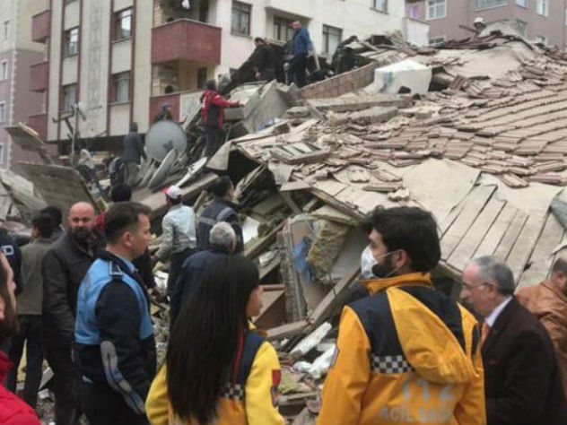 Обрушение дома в Стамбуле