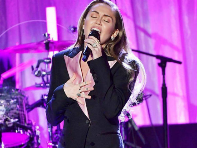 Сайрус расплакалась на похоронах