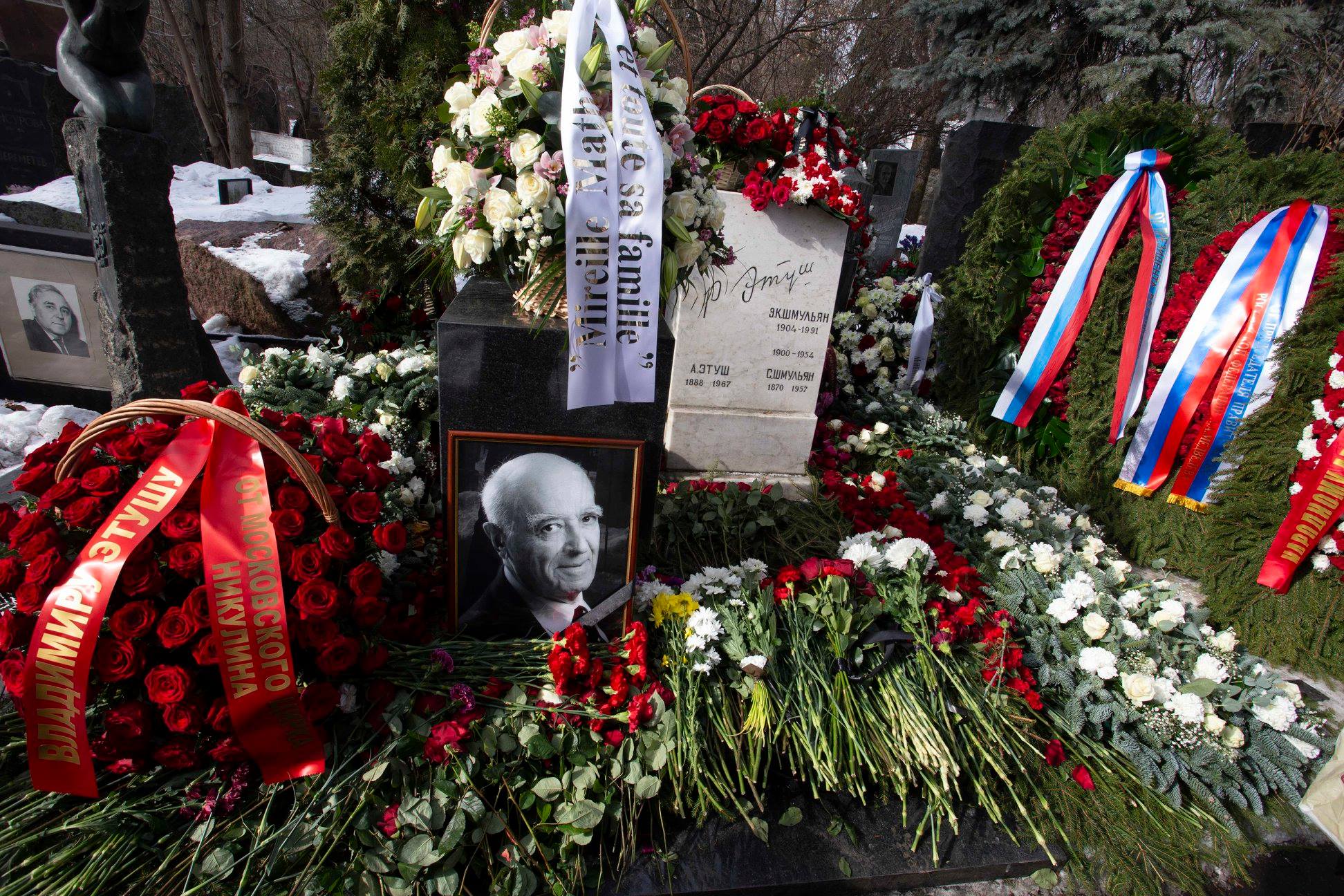 Смерти сегодня в мире. Могила Владимира Этуша на Новодевичьем кладбище.