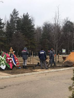 Рабочие на Троекуровском кладбище готовят могилу в которой будет похоронена Юлия Началова