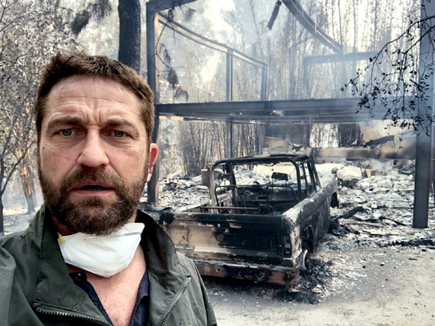 Джерард на пепелище своего дома в Малибу