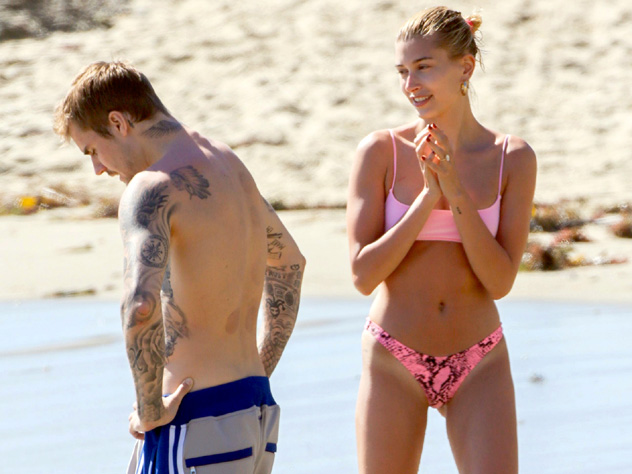 Джастин показал на пляже шорты баскетбольного клуба LA Dodgers и богатую коллекцию татуировок, а Хэйли - много чего ещё