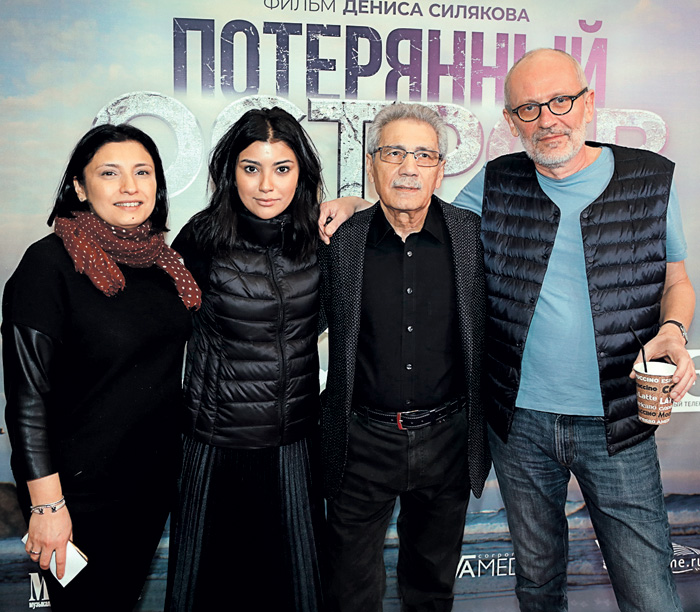 Гордон выглядит ровесником 73-летнего Валерия Ахадова, дедушки своей жены Нозы и намного старше ее мамы - Тахмины (слева)