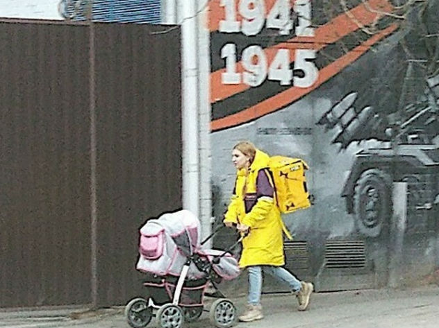 Девушка-курьер развозила заказы с ребенком в коляске
