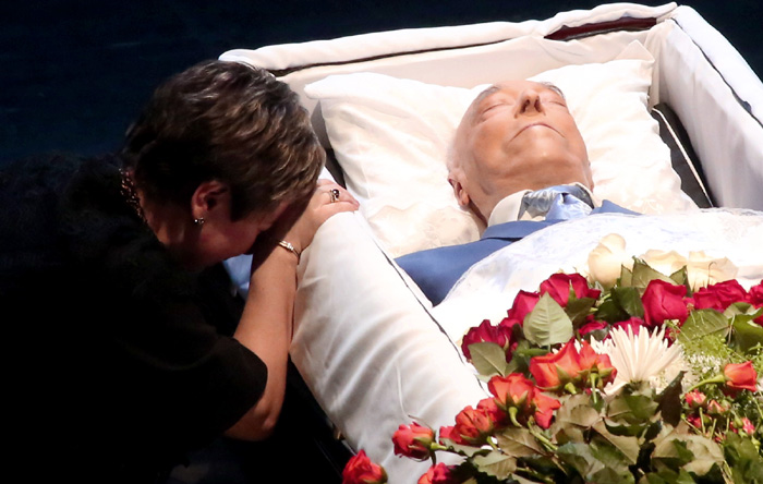 Побледневшая вдова Этуша Елена долго смотрела на лицо супруга, а потом не выдержала, горько разрыдалась и припала к гробу