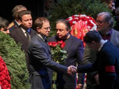 Актер Александр Олешко, министр культуры РФ Владимир Мединский, директор Государственного академического театра им. Е. Вахтангова Кирилл Крок и актер Сергей Маковецкий (фото: Вячеслав Прокофьев/ТАСС)