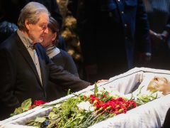 Вениамин Смехов на прощании с Этушем (фото: Вячеслав Прокофьев/ТАСС)