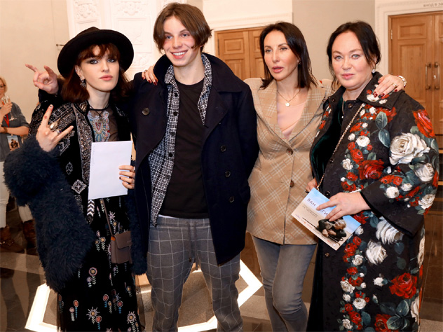 Знаменитые мамаши помогают Оле и Артему строить отношения