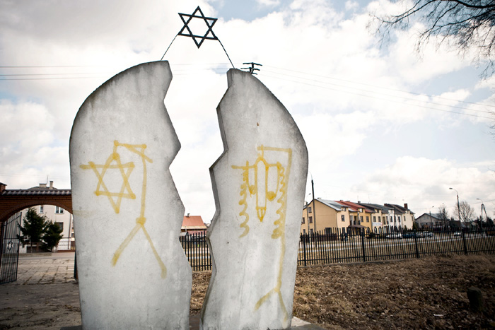 Сегодня польские неонацисты оскверняют памятники погибшим иудеям