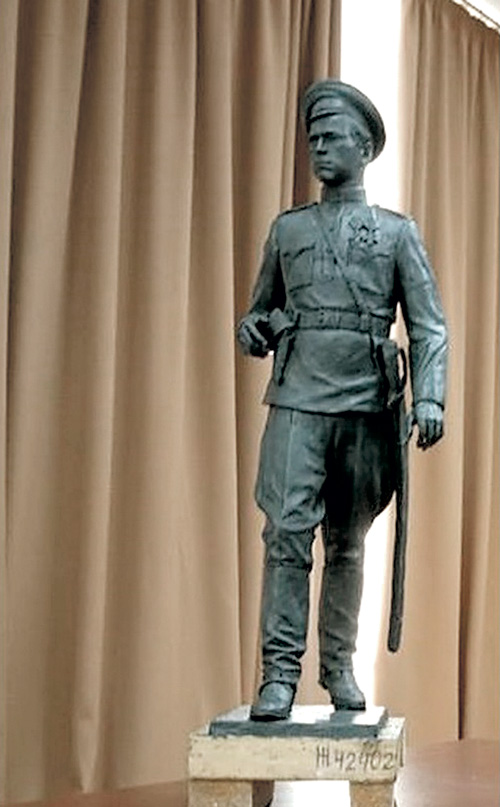 Эта статуя Г. К. Жукова в мундире царской армии заняла первое место на конкурсе, но этот выбор приняли далеко не все