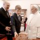 Римский Папа Бенедикт XVI разрешил Николаю поиграть с реликвией