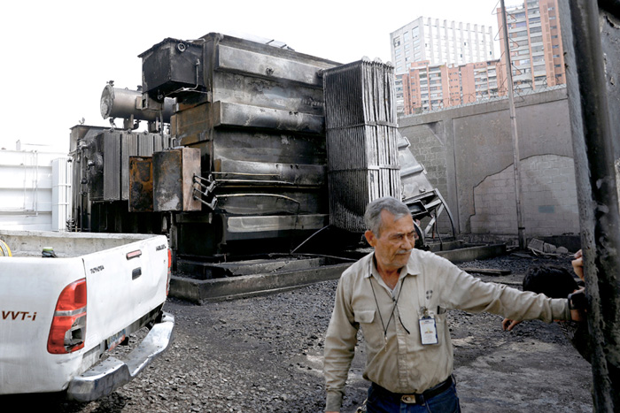 В результате саботажа и диверсий многие объекты энергетики в стране уничтожены. Восстанавливать их патриотически настроенным жителям придется с братской помощью России и Китая