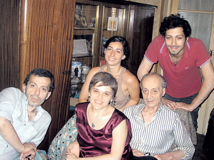 Нодар с последней супругой Нино Чхиквишвили (на переднем плане), а также с сыном от первого брака Александром (слева) и внуками Ираклием и Тейко