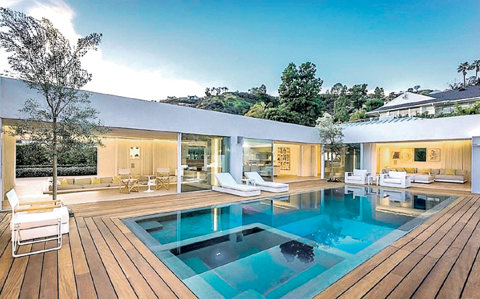 Внутренние помещения объединены с открытой зоной у бассейна