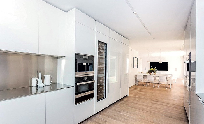 Кухня отличается минимализмом