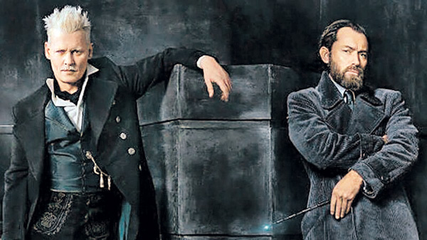 В юности Грин-де-Вальда (Джонни Депп) и Альбуса Дамблдора (Джуд Лоу) связывала нежная мужская дружба (фильм «Фантастические твари: Преступления Грина-де-Вальда»)