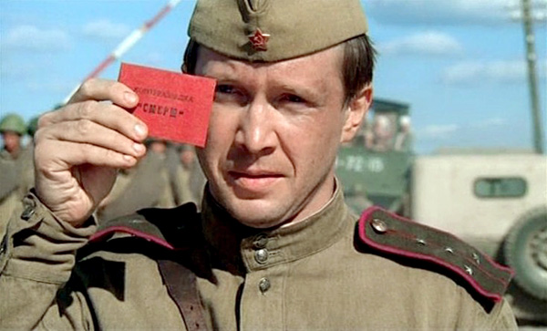 Кадр из фильма «В августе 44-го…», где Евгений Миронов сыграл командира опергруппы капитана Алехина