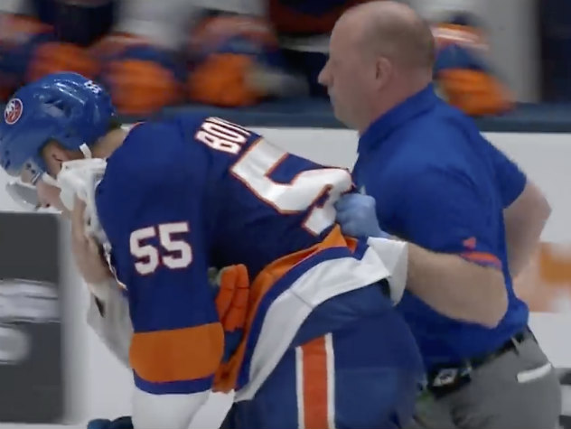 Хоккеисту порезало горло во время матча