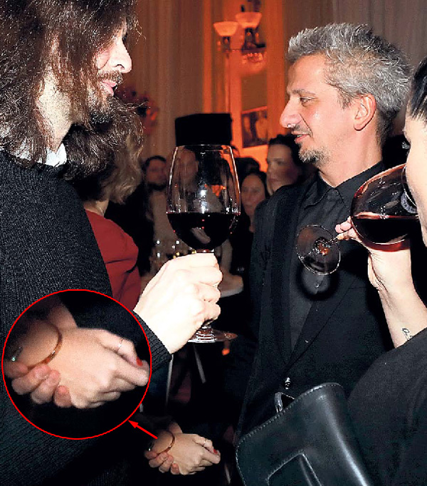 Любовники нежно гладили друг друга, прячась за посторонних