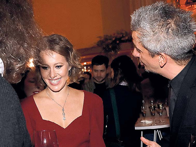 Когда Константин смотрит на Ксению, у него непроизвольно оттопыривается большой палец