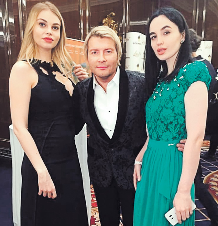 Косметолог Юля и начинающая актриса Оксана на всякий случай сфотографировались и с Колей Басковым