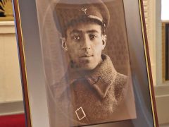 На небольшой выставке в фойе театра показали фронтое фото Владимира Этуша (1941 г.)