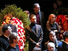 Виктор Добронравов (в центре)