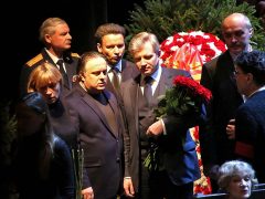 Александр Кибовский (с букетом)