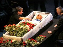 Вдова актера Владимира Этуша Елена Горбунова у его гроба