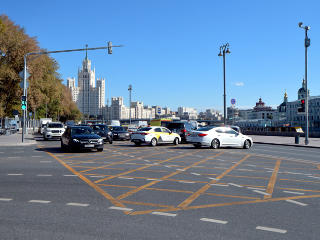 В течение двух лет желтая разметка, обозначающая границы перекрестка, которые нельзя пересекать в случае затора, появится на всех российских дорогах